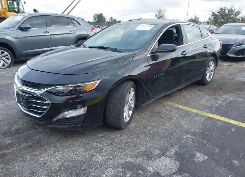 Photo 2 of 2019 Chevrolet Malibu LT (VIN 1G1ZD5ST3KF143985)