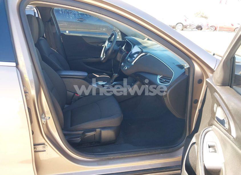 Photo 5 of 2019 Chevrolet Malibu LT (VIN 1G1ZD5ST3KF145347)