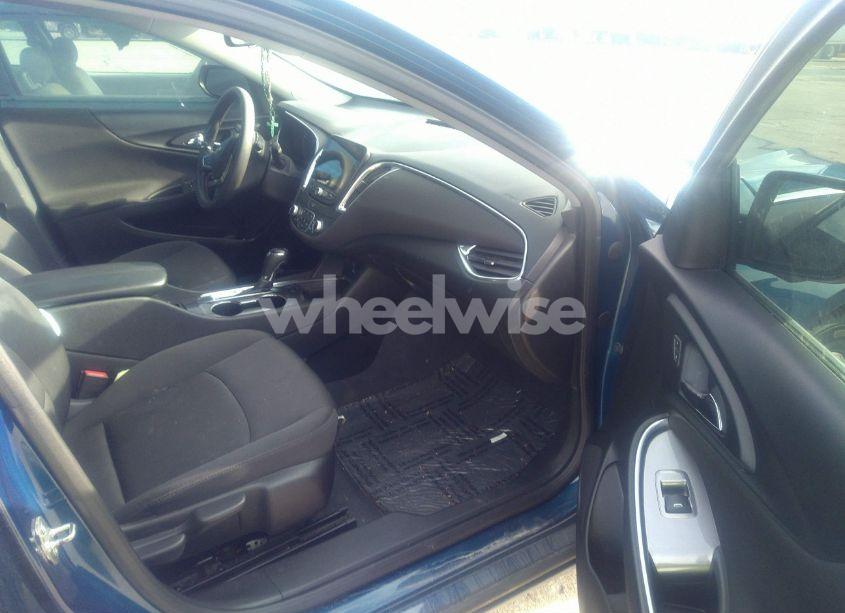 Photo 5 of 2019 Chevrolet Malibu LT (VIN 1G1ZD5ST3KF162441)