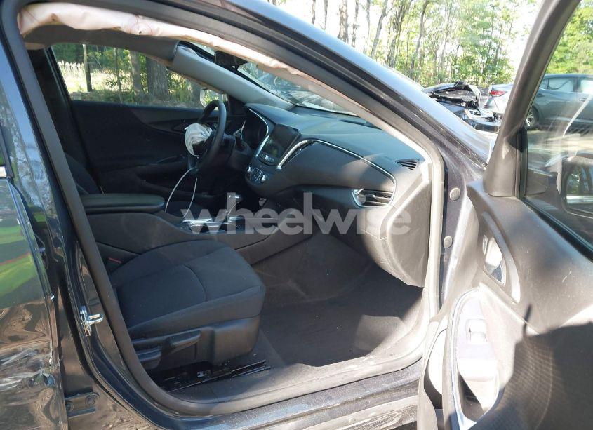 Photo 5 of 2019 Chevrolet Malibu LT (VIN 1G1ZD5ST3KF192880)