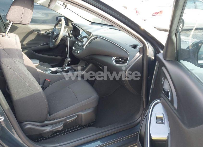 Photo 5 of 2019 Chevrolet Malibu LT (VIN 1G1ZD5ST3KF193902)