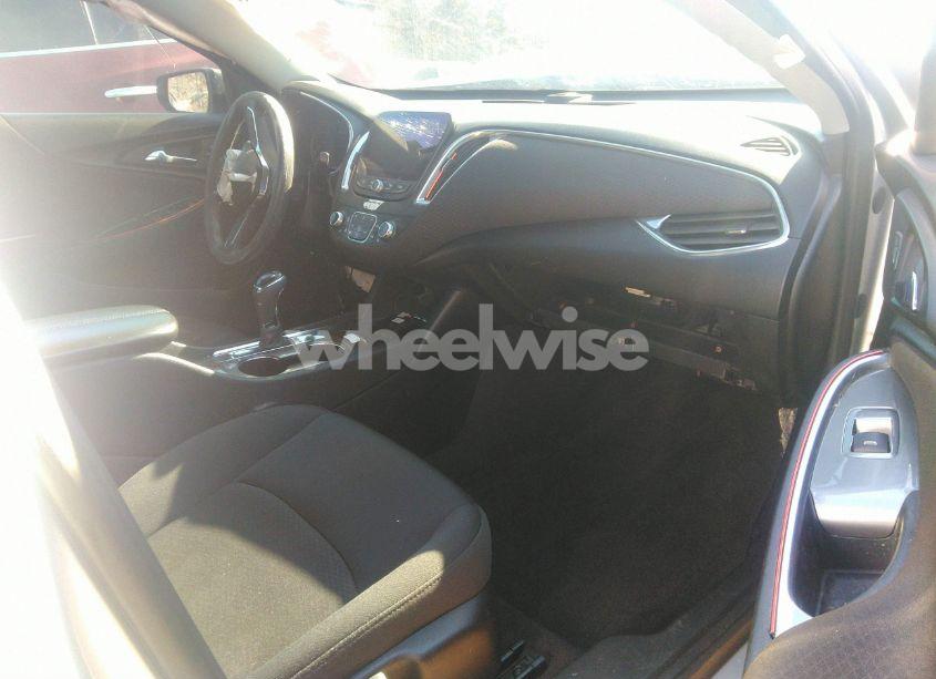 Photo 5 of 2020 Chevrolet Malibu FWD LT (VIN 1G1ZD5ST3LF042253)