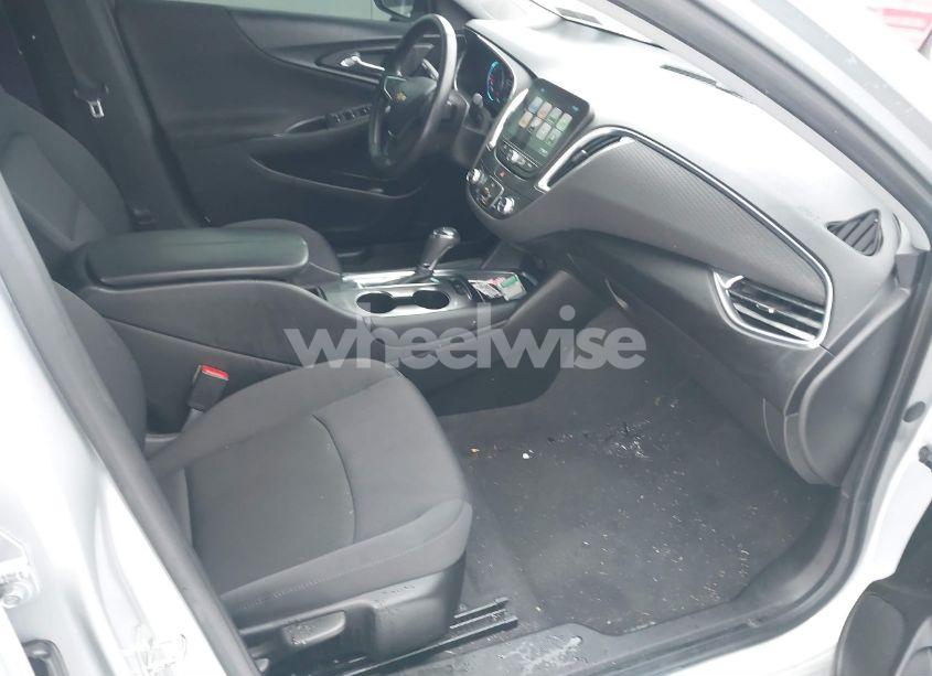 Photo 5 of 2018 Chevrolet Malibu LT (VIN 1G1ZD5ST4JF105518)