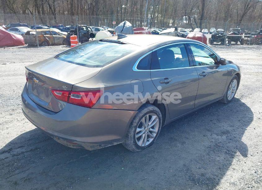 Photo 4 of 2018 Chevrolet Malibu LT (VIN 1G1ZD5ST4JF114803)