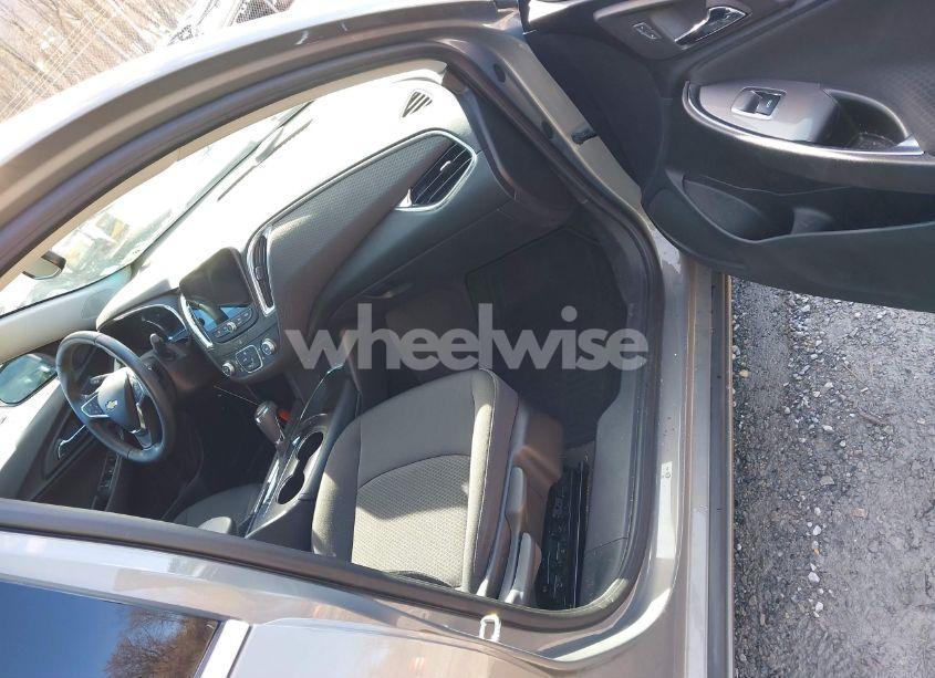 Photo 5 of 2018 Chevrolet Malibu LT (VIN 1G1ZD5ST4JF114803)