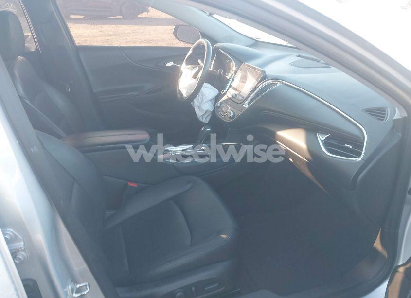 Photo 5 of 2018 Chevrolet Malibu LT (VIN 1G1ZD5ST4JF128670)