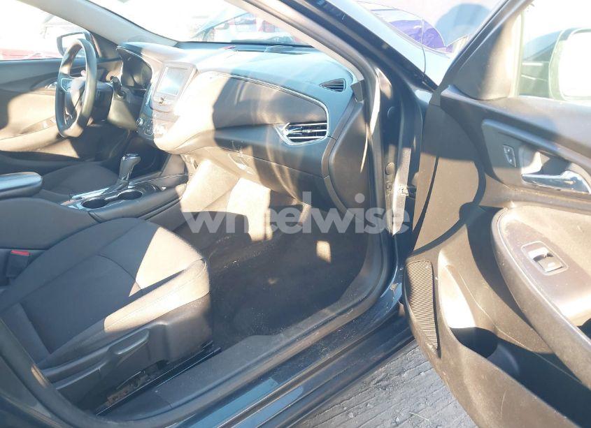 Photo 5 of 2018 Chevrolet Malibu LT (VIN 1G1ZD5ST4JF153245)