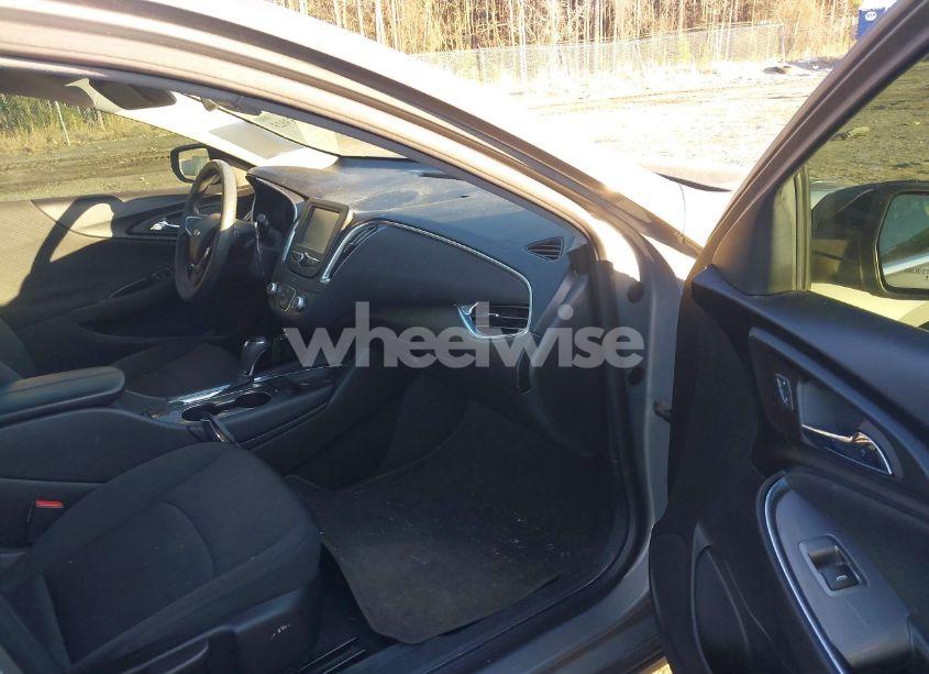 Photo 5 of 2018 Chevrolet Malibu LT (VIN 1G1ZD5ST4JF154783)