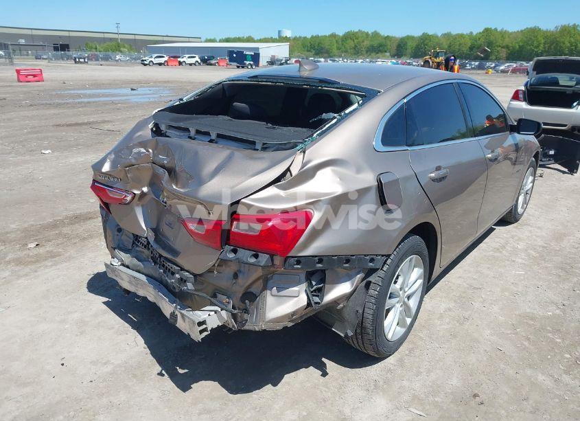 Photo 4 of 2018 Chevrolet Malibu LT (VIN 1G1ZD5ST4JF164097)
