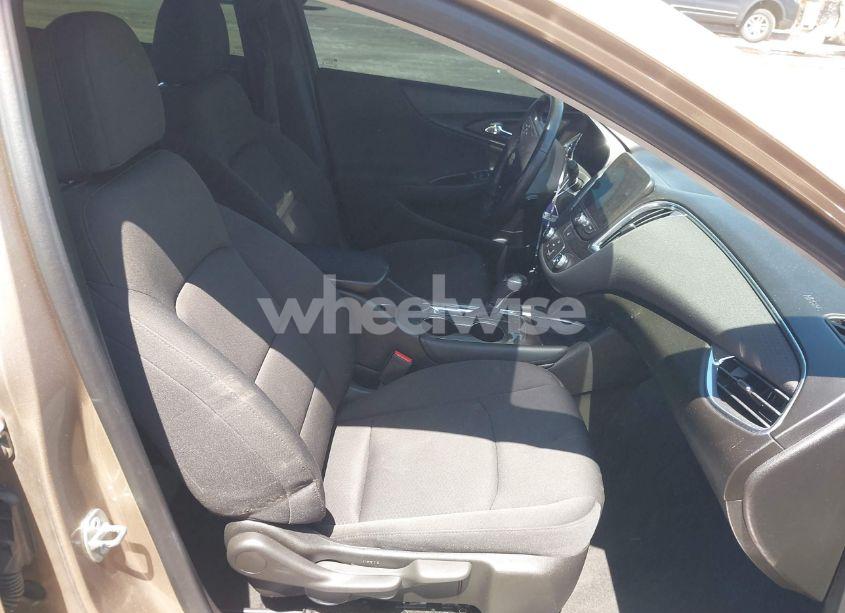 Photo 5 of 2018 Chevrolet Malibu LT (VIN 1G1ZD5ST4JF164097)