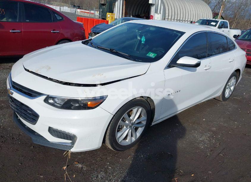 Photo 2 of 2018 Chevrolet Malibu LT (VIN 1G1ZD5ST4JF170174)