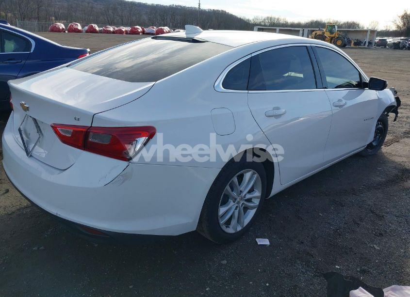 Photo 4 of 2018 Chevrolet Malibu LT (VIN 1G1ZD5ST4JF170174)