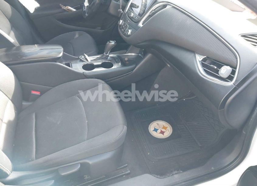 Photo 5 of 2018 Chevrolet Malibu LT (VIN 1G1ZD5ST4JF170174)