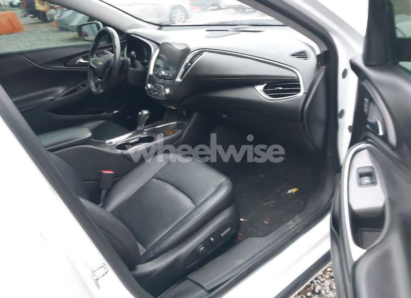 Photo 5 of 2018 Chevrolet Malibu LT (VIN 1G1ZD5ST4JF180705)