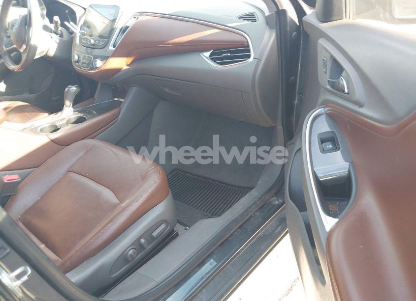 Photo 5 of 2018 Chevrolet Malibu LT (VIN 1G1ZD5ST4JF187041)