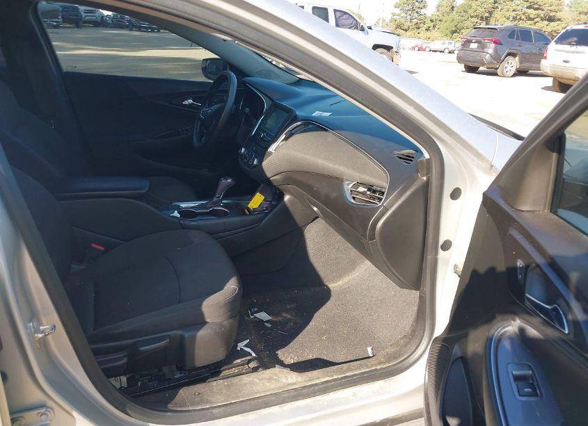 Photo 5 of 2018 Chevrolet Malibu LT (VIN 1G1ZD5ST4JF229935)