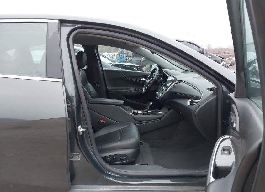 Photo 5 of 2018 Chevrolet Malibu LT (VIN 1G1ZD5ST4JF241177)