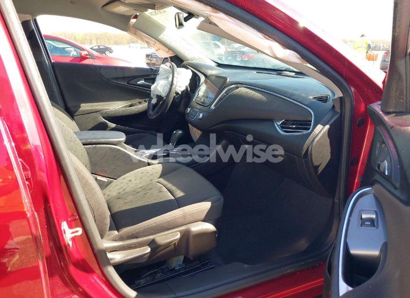 Photo 5 of 2018 Chevrolet Malibu LT (VIN 1G1ZD5ST4JF241549)