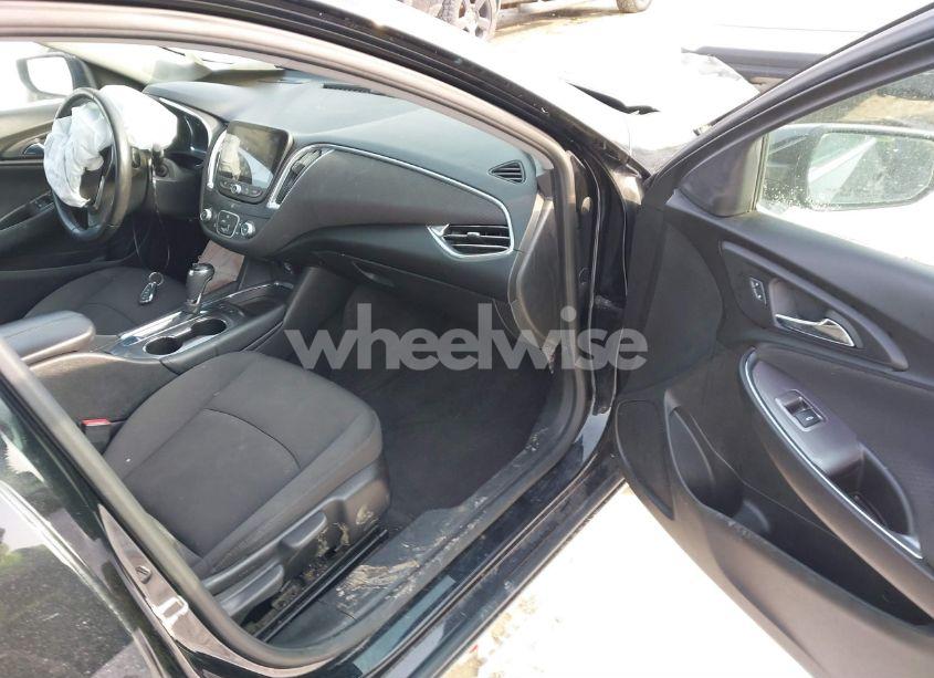 Photo 5 of 2018 Chevrolet Malibu LT (VIN 1G1ZD5ST4JF242474)