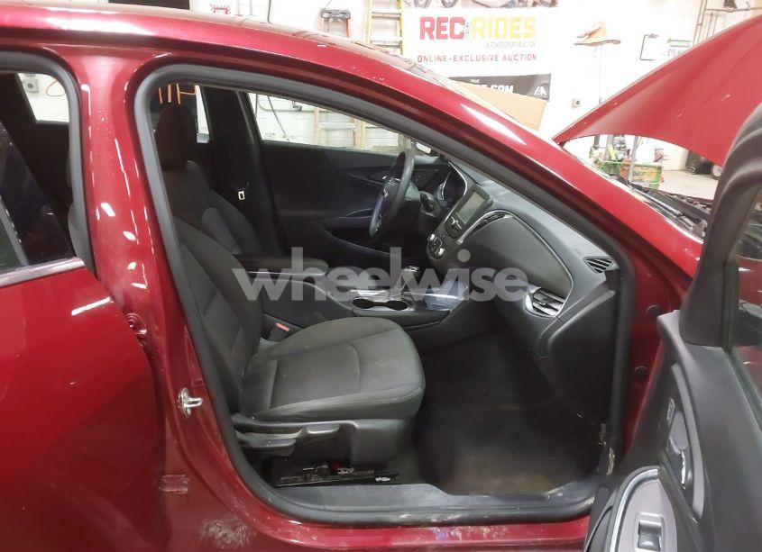 Photo 5 of 2018 Chevrolet Malibu LT (VIN 1G1ZD5ST4JF248842)