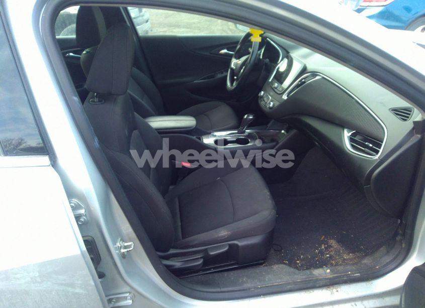 Photo 5 of 2018 Chevrolet Malibu LT (VIN 1G1ZD5ST4JF256908)