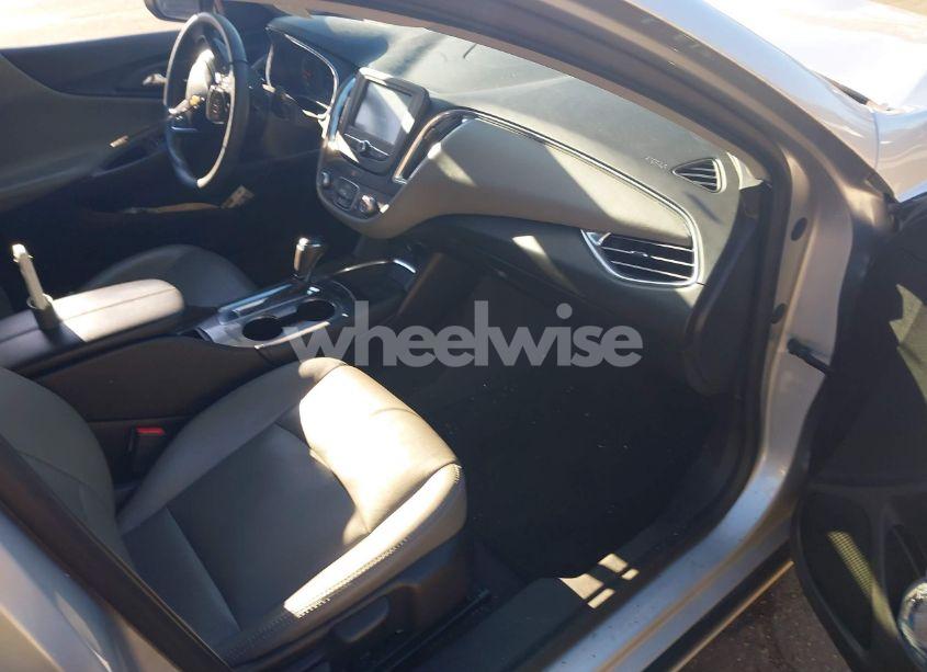 Photo 5 of 2018 Chevrolet Malibu LT (VIN 1G1ZD5ST4JF272526)