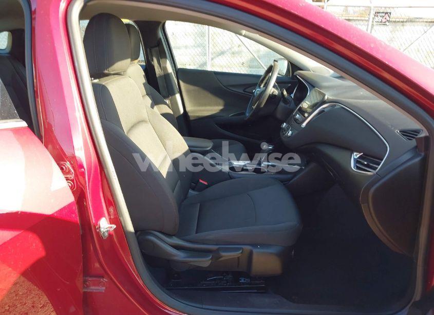 Photo 5 of 2018 Chevrolet Malibu LT (VIN 1G1ZD5ST4JF277645)