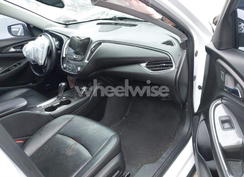 Photo 5 of 2018 Chevrolet Malibu LT (VIN 1G1ZD5ST4JF285020)