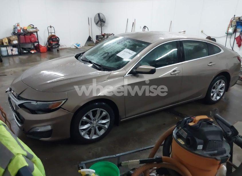 Photo 2 of 2019 Chevrolet Malibu LT (VIN 1G1ZD5ST4KF122403)