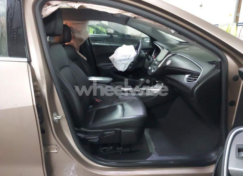 Photo 5 of 2019 Chevrolet Malibu LT (VIN 1G1ZD5ST4KF122403)