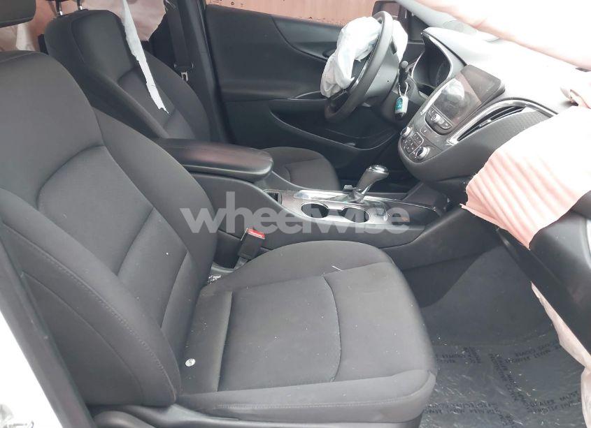 Photo 5 of 2019 Chevrolet Malibu LT (VIN 1G1ZD5ST4KF171813)