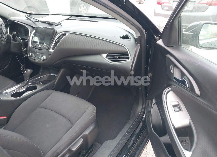 Photo 5 of 2019 Chevrolet Malibu LT (VIN 1G1ZD5ST4KF173657)