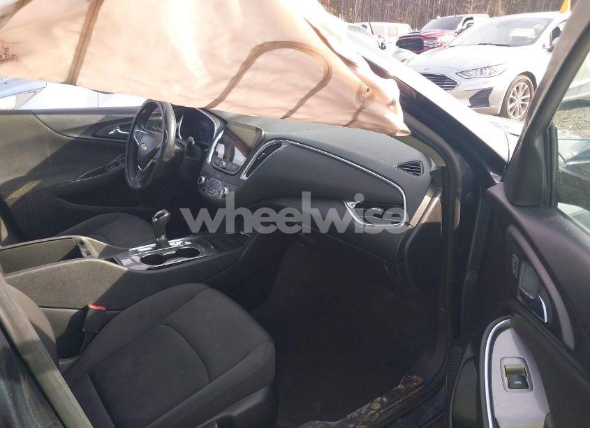 Photo 5 of 2019 Chevrolet Malibu LT (VIN 1G1ZD5ST4KF220718)