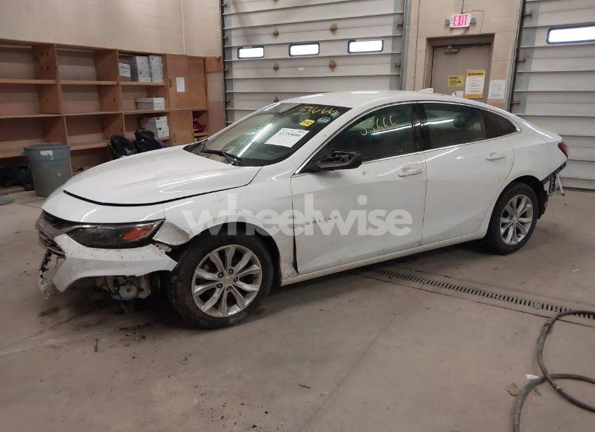 Photo 2 of 2020 Chevrolet Malibu FWD LT (VIN 1G1ZD5ST4LF070661)