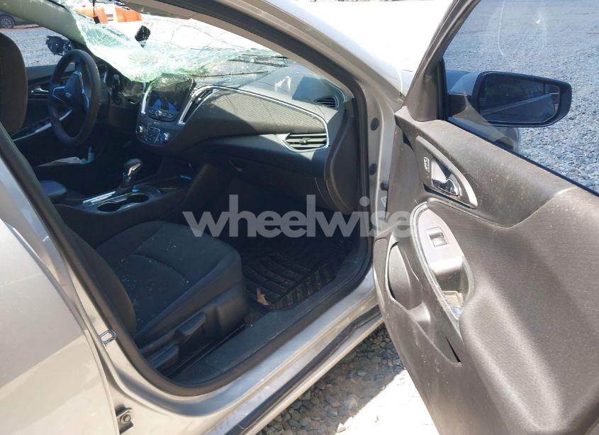 Photo 5 of 2021 Chevrolet Malibu FWD LT (VIN 1G1ZD5ST4MF027942)