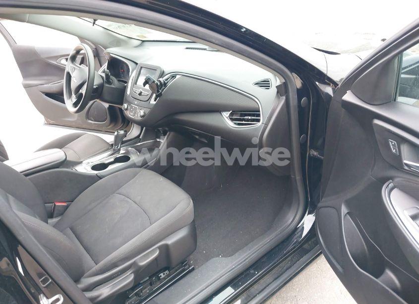 Photo 5 of 2018 Chevrolet Malibu LT (VIN 1G1ZD5ST5JF104698)