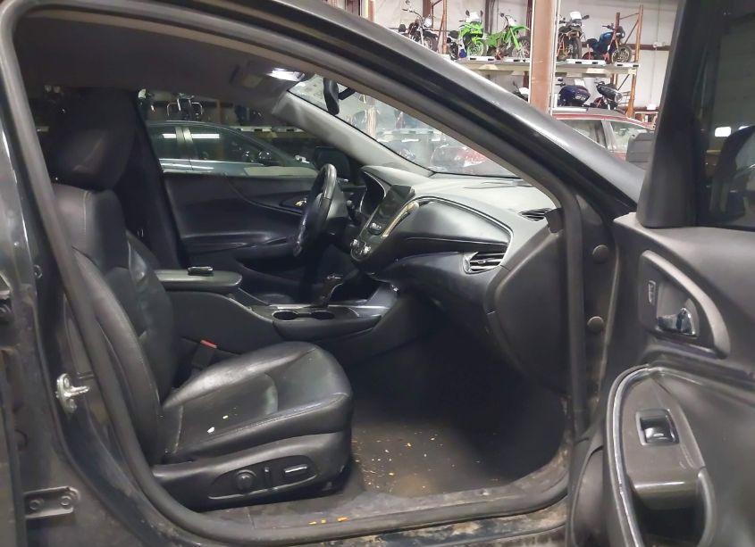 Photo 5 of 2018 Chevrolet Malibu LT (VIN 1G1ZD5ST5JF105754)