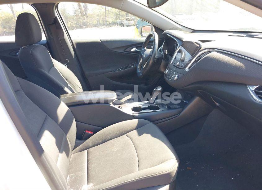 Photo 5 of 2018 Chevrolet Malibu LT (VIN 1G1ZD5ST5JF125017)