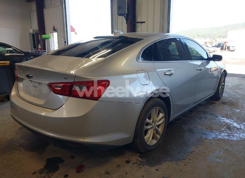 Photo 4 of 2018 Chevrolet Malibu LT (VIN 1G1ZD5ST5JF128841)