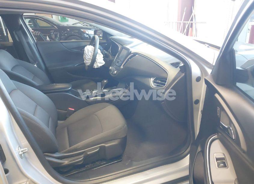 Photo 5 of 2018 Chevrolet Malibu LT (VIN 1G1ZD5ST5JF128841)