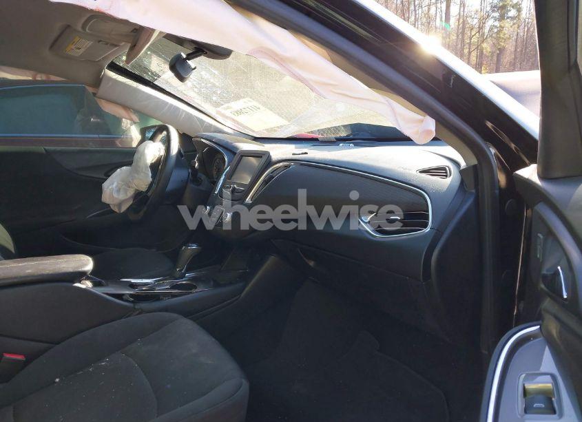 Photo 5 of 2018 Chevrolet Malibu LT (VIN 1G1ZD5ST5JF142657)