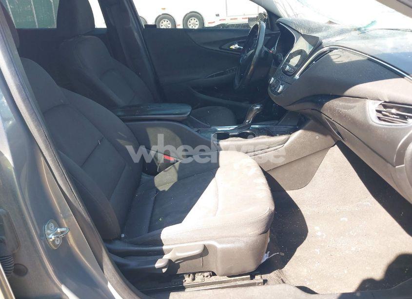 Photo 5 of 2018 Chevrolet Malibu LT (VIN 1G1ZD5ST5JF146885)