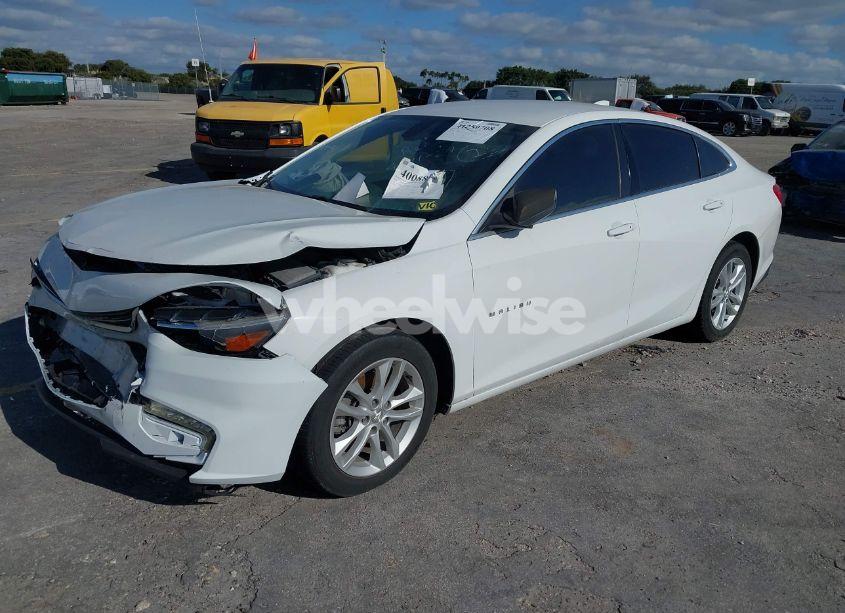 Photo 2 of 2018 Chevrolet Malibu LT (VIN 1G1ZD5ST5JF148300)