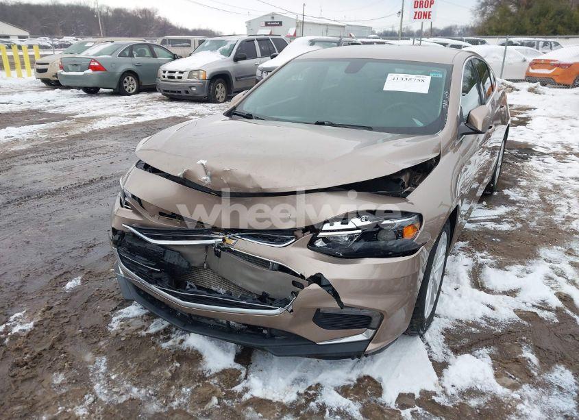 Photo 2 of 2018 Chevrolet Malibu LT (VIN 1G1ZD5ST5JF229720)