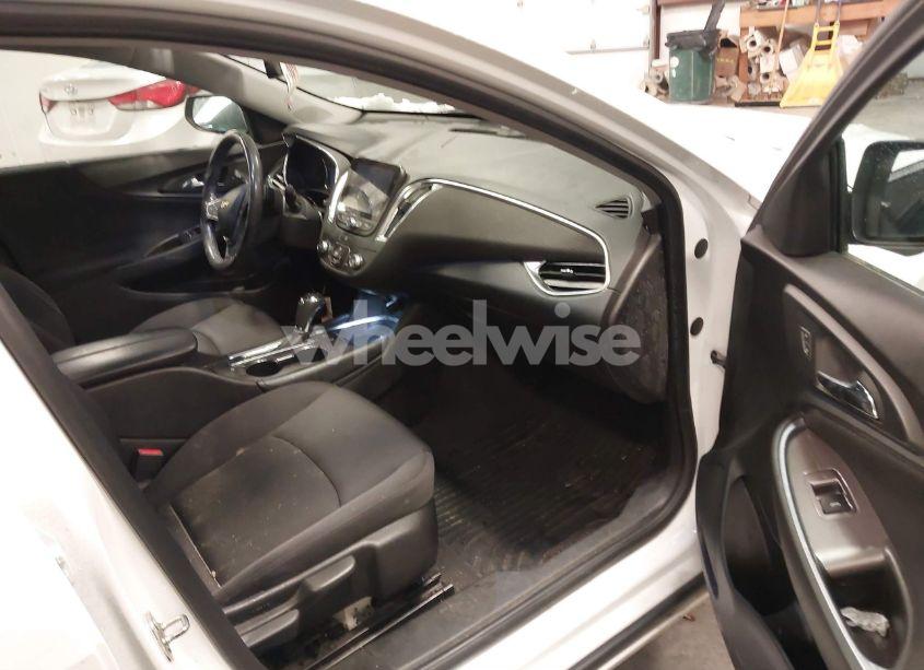 Photo 5 of 2018 Chevrolet Malibu LT (VIN 1G1ZD5ST5JF238479)