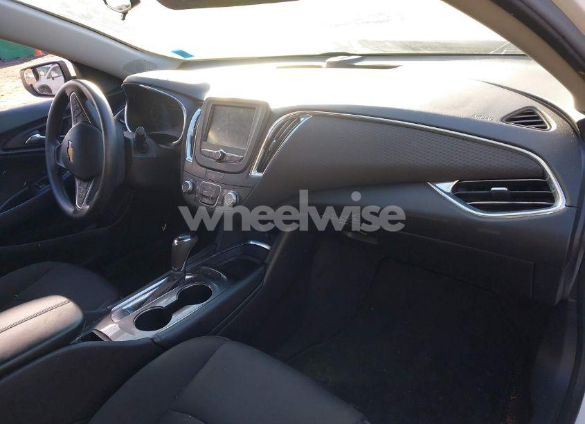 Photo 5 of 2018 Chevrolet Malibu LT (VIN 1G1ZD5ST5JF244797)