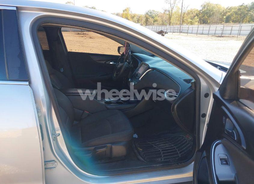 Photo 5 of 2018 Chevrolet Malibu LT (VIN 1G1ZD5ST5JF249563)