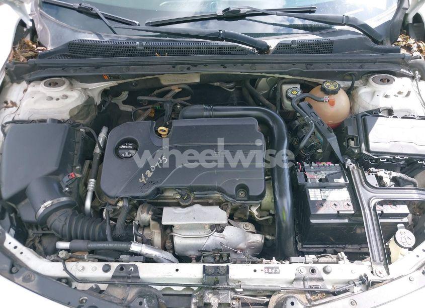 Photo 10 of 2018 Chevrolet Malibu LT (VIN 1G1ZD5ST5JF253628)