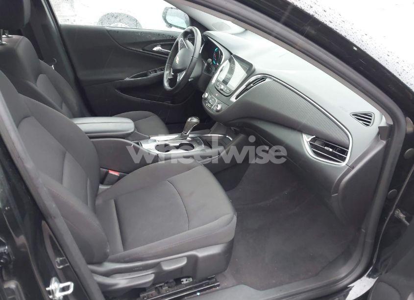 Photo 5 of 2018 Chevrolet Malibu LT (VIN 1G1ZD5ST5JF266444)