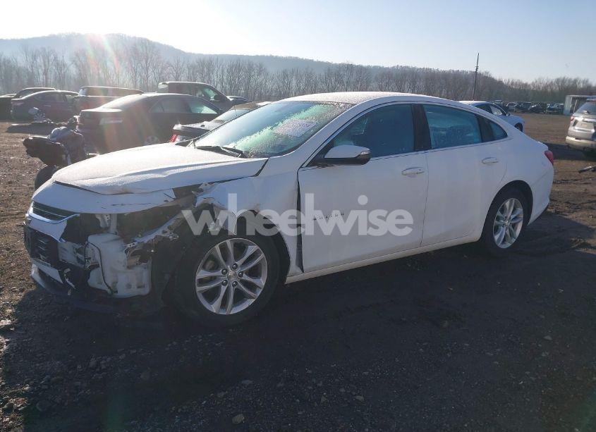 Photo 2 of 2018 Chevrolet Malibu LT (VIN 1G1ZD5ST5JF267044)